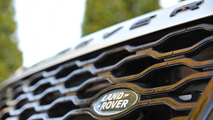 Range Rover plaatst de nieuwe Velar mooi tussen de compacte Evoque en de Range Rover Sport. De auto heeft een fors formaat en dito binnenruimte. Het rijgedrag is comfortabel.