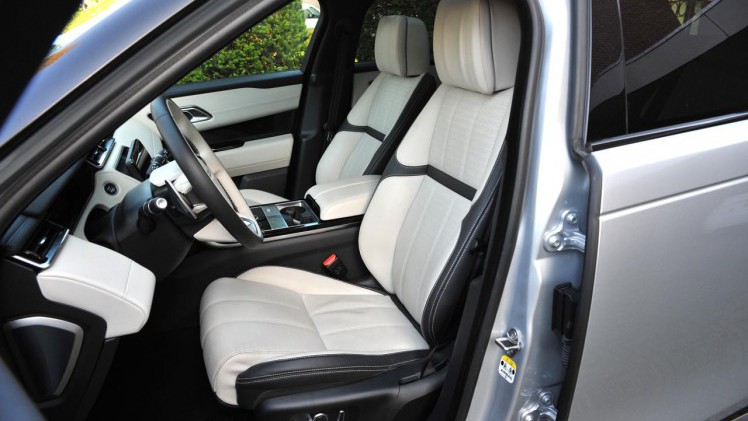 Range Rover plaatst de nieuwe Velar mooi tussen de compacte Evoque en de Range Rover Sport. De auto heeft een fors formaat en dito binnenruimte. Het rijgedrag is comfortabel.