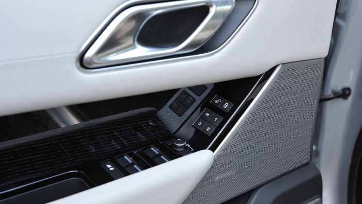 Range Rover plaatst de nieuwe Velar mooi tussen de compacte Evoque en de Range Rover Sport. De auto heeft een fors formaat en dito binnenruimte. Het rijgedrag is comfortabel.