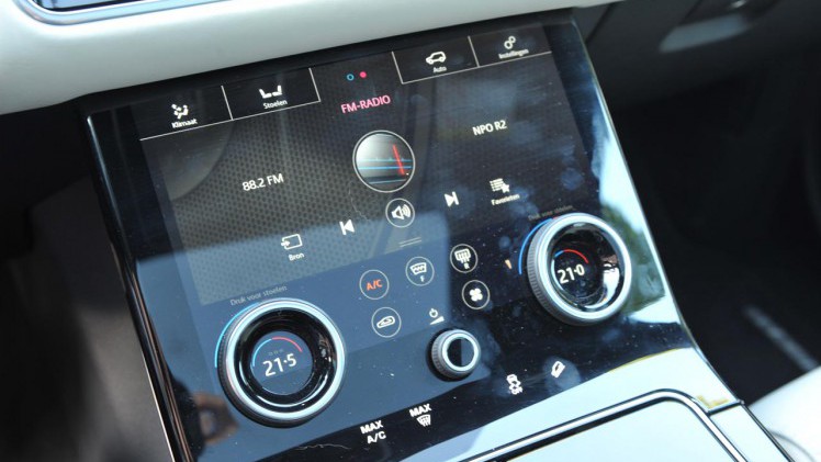 Range Rover plaatst de nieuwe Velar mooi tussen de compacte Evoque en de Range Rover Sport. De auto heeft een fors formaat en dito binnenruimte. Het rijgedrag is comfortabel.