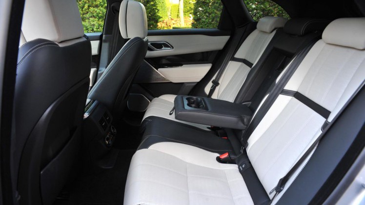Range Rover plaatst de nieuwe Velar mooi tussen de compacte Evoque en de Range Rover Sport. De auto heeft een fors formaat en dito binnenruimte. Het rijgedrag is comfortabel.