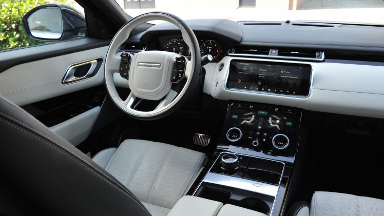 Range Rover plaatst de nieuwe Velar mooi tussen de compacte Evoque en de Range Rover Sport. De auto heeft een fors formaat en dito binnenruimte. Het rijgedrag is comfortabel.