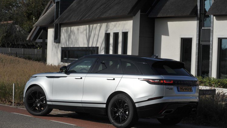 Range Rover plaatst de nieuwe Velar mooi tussen de compacte Evoque en de Range Rover Sport. De auto heeft een fors formaat en dito binnenruimte. Het rijgedrag is comfortabel.