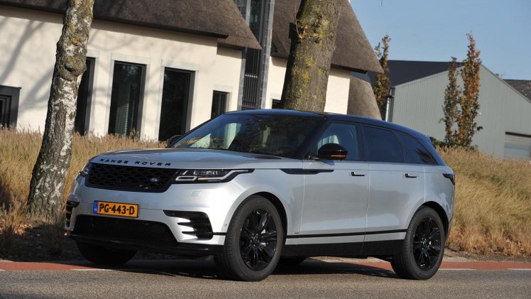 Range Rover plaatst de nieuwe Velar mooi tussen de compacte Evoque en de Range Rover Sport. De auto heeft een fors formaat en dito binnenruimte. Het rijgedrag is comfortabel.