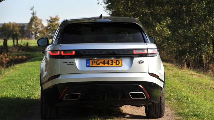 Range Rover plaatst de nieuwe Velar mooi tussen de compacte Evoque en de Range Rover Sport. De auto heeft een fors formaat en dito binnenruimte. Het rijgedrag is comfortabel.