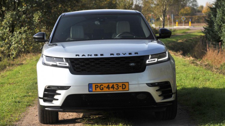 Range Rover plaatst de nieuwe Velar mooi tussen de compacte Evoque en de Range Rover Sport. De auto heeft een fors formaat en dito binnenruimte. Het rijgedrag is comfortabel.