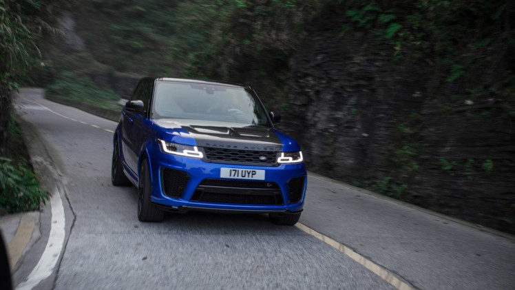 Ho-Pin Tung reed een recordtijd op de Chinese Tianmen road met een Range Rover Sport SVR.