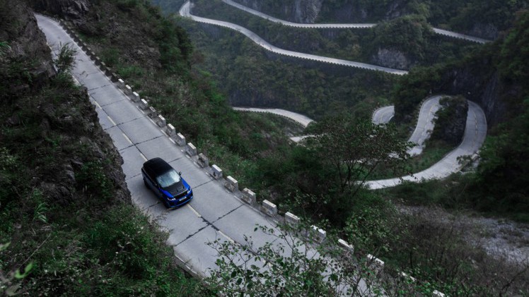 Ho-Pin Tung reed een recordtijd op de Chinese Tianmen road met een Range Rover Sport SVR.