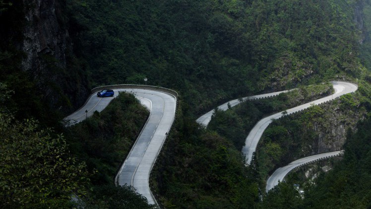 Ho-Pin Tung reed een recordtijd op de Chinese Tianmen road met een Range Rover Sport SVR.