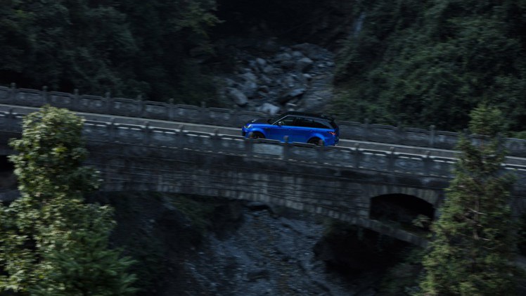 Ho-Pin Tung reed een recordtijd op de Chinese Tianmen road met een Range Rover Sport SVR.