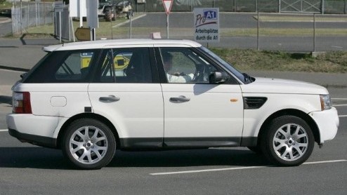 Opnieuw is de Range Rover Sport met nieuwe neus gespot. Deze stoere mastodont  of P.C Hoofttractor  deed zijn ronde op de Nrburgring vandaag. De nieuwe grille, en andere luchtinlaten verraden zijn