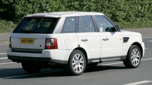 Opnieuw is de Range Rover Sport met nieuwe neus gespot. Deze stoere mastodont  of P.C Hoofttractor  deed zijn ronde op de Nrburgring vandaag. De nieuwe grille, en andere luchtinlaten verraden zijn