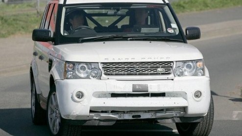 Opnieuw is de Range Rover Sport met nieuwe neus gespot. Deze stoere mastodont  of P.C Hoofttractor  deed zijn ronde op de Nrburgring vandaag. De nieuwe grille, en andere luchtinlaten verraden zijn