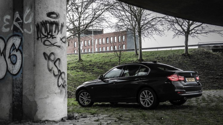 Autotest BMW 3 Serie met driecilinder. In deze test rijdt AutoVandaag met de BMW 318i, de nieuwe instapper met 1.5 liter driecilinder motor. Stijgt de ratio boven emotie uit?