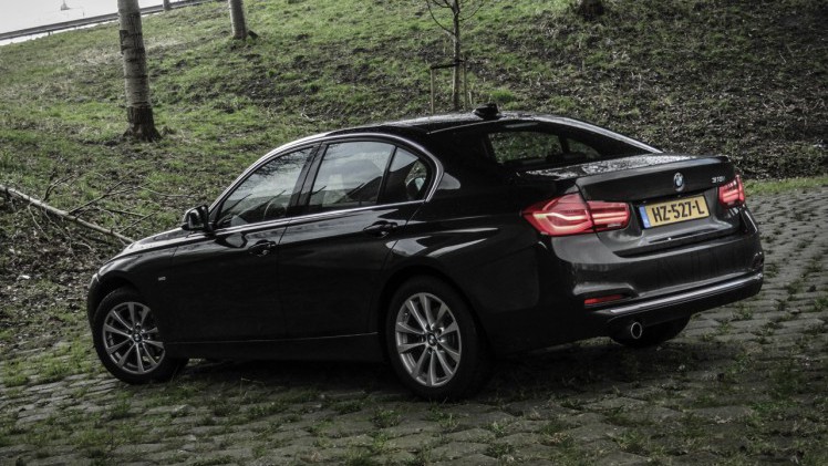 Autotest BMW 3 Serie met driecilinder. In deze test rijdt AutoVandaag met de BMW 318i, de nieuwe instapper met 1.5 liter driecilinder motor. Stijgt de ratio boven emotie uit?