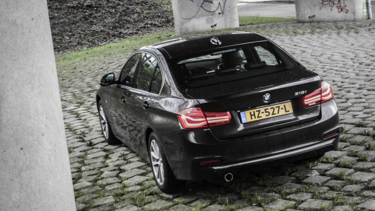 Autotest BMW 3 Serie met driecilinder. In deze test rijdt AutoVandaag met de BMW 318i, de nieuwe instapper met 1.5 liter driecilinder motor. Stijgt de ratio boven emotie uit?
