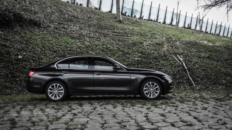 Autotest BMW 3 Serie met driecilinder. In deze test rijdt AutoVandaag met de BMW 318i, de nieuwe instapper met 1.5 liter driecilinder motor. Stijgt de ratio boven emotie uit?