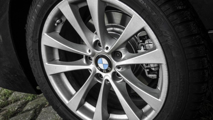 Autotest BMW 3 Serie met driecilinder. In deze test rijdt AutoVandaag met de BMW 318i, de nieuwe instapper met 1.5 liter driecilinder motor. Stijgt de ratio boven emotie uit?