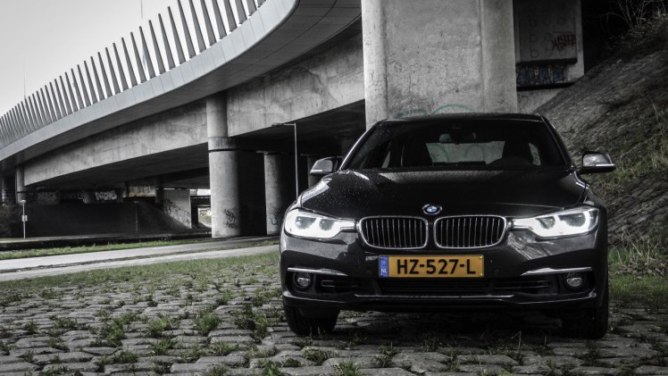 Autotest BMW 3 Serie met driecilinder. In deze test rijdt AutoVandaag met de BMW 318i, de nieuwe instapper met 1.5 liter driecilinder motor. Stijgt de ratio boven emotie uit?