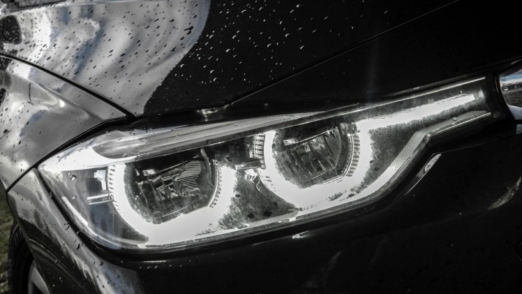 Autotest BMW 3 Serie met driecilinder. In deze test rijdt AutoVandaag met de BMW 318i, de nieuwe instapper met 1.5 liter driecilinder motor. Stijgt de ratio boven emotie uit?