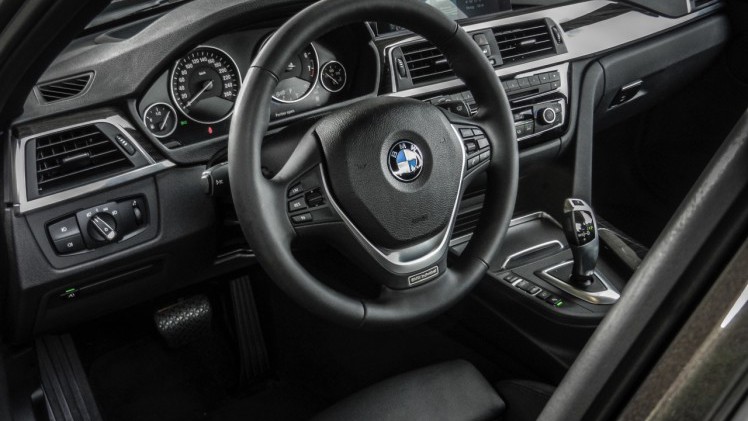 Autotest BMW 3 Serie met driecilinder. In deze test rijdt AutoVandaag met de BMW 318i, de nieuwe instapper met 1.5 liter driecilinder motor. Stijgt de ratio boven emotie uit?