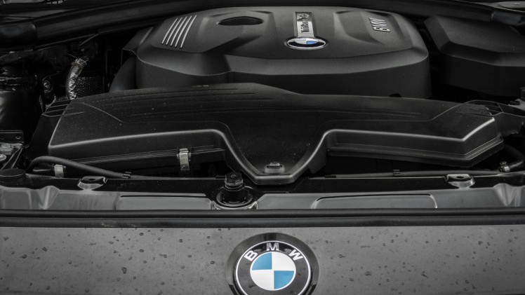 Autotest BMW 3 Serie met driecilinder. In deze test rijdt AutoVandaag met de BMW 318i, de nieuwe instapper met 1.5 liter driecilinder motor. Stijgt de ratio boven emotie uit?