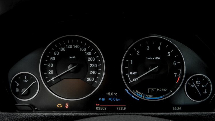 Autotest BMW 3 Serie met driecilinder. In deze test rijdt AutoVandaag met de BMW 318i, de nieuwe instapper met 1.5 liter driecilinder motor. Stijgt de ratio boven emotie uit?
