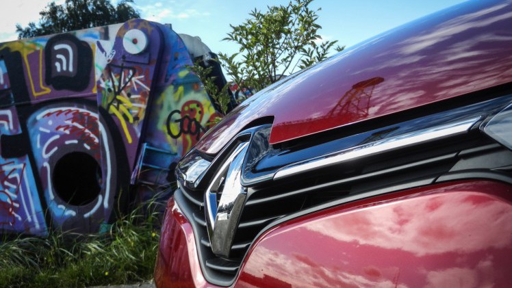 AutoVandaag deed een rijtest met de gefacelifte Renault Clio, in Estate-vorm. De facelift brengt naast vernieuwde looks en nieuwe uitrusting ook een sterkere motorisatie met zich mee. Is dat genoeg?