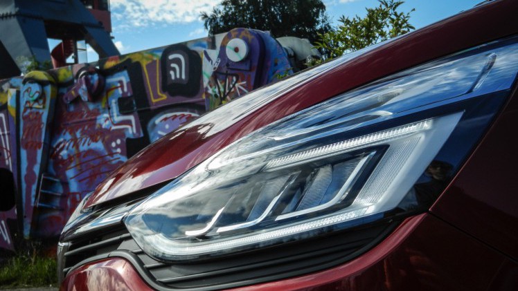 AutoVandaag deed een rijtest met de gefacelifte Renault Clio, in Estate-vorm. De facelift brengt naast vernieuwde looks en nieuwe uitrusting ook een sterkere motorisatie met zich mee. Is dat genoeg?