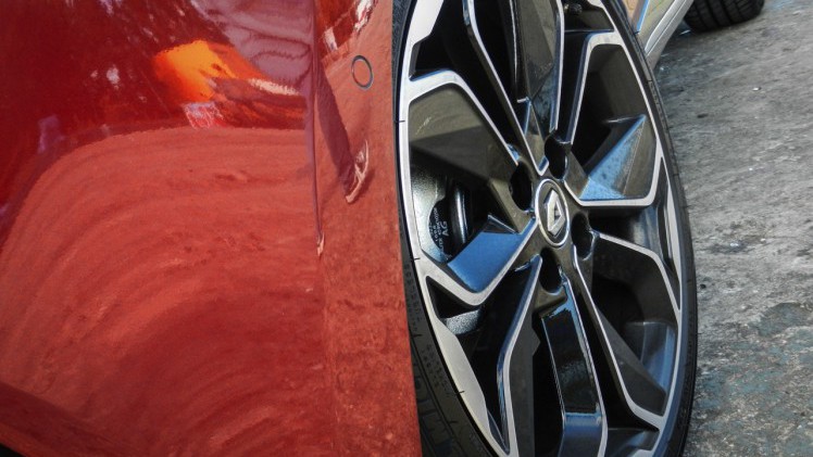 AutoVandaag deed een rijtest met de gefacelifte Renault Clio, in Estate-vorm. De facelift brengt naast vernieuwde looks en nieuwe uitrusting ook een sterkere motorisatie met zich mee. Is dat genoeg?