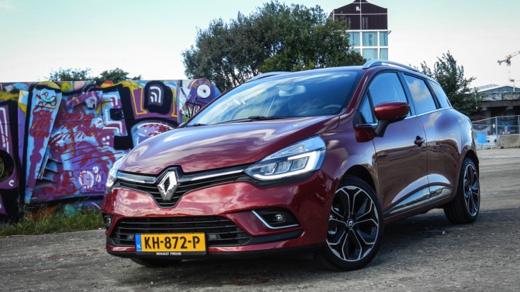 AutoVandaag deed een rijtest met de gefacelifte Renault Clio, in Estate-vorm. De facelift brengt naast vernieuwde looks en nieuwe uitrusting ook een sterkere motorisatie met zich mee. Is dat genoeg?