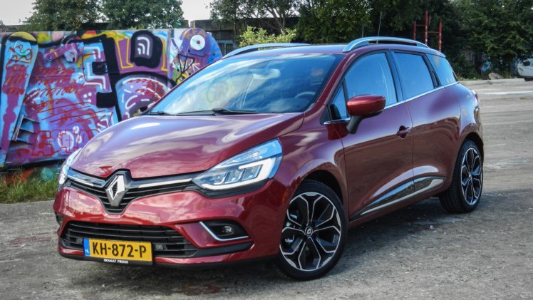 AutoVandaag deed een rijtest met de gefacelifte Renault Clio, in Estate-vorm. De facelift brengt naast vernieuwde looks en nieuwe uitrusting ook een sterkere motorisatie met zich mee. Is dat genoeg?