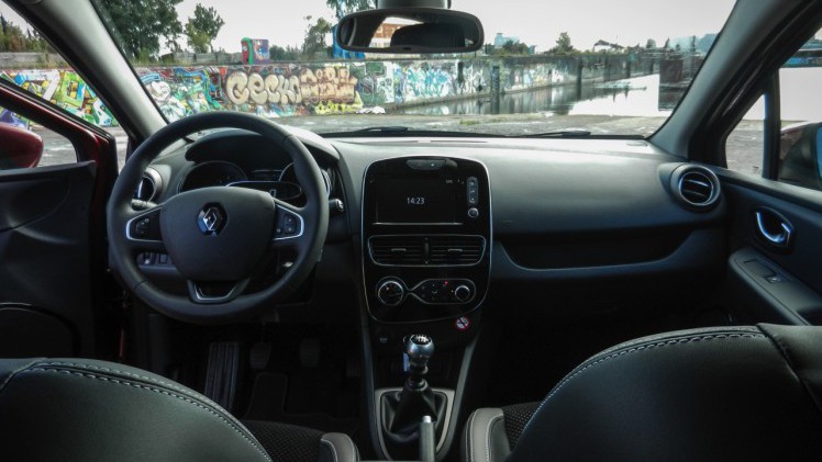 AutoVandaag deed een rijtest met de gefacelifte Renault Clio, in Estate-vorm. De facelift brengt naast vernieuwde looks en nieuwe uitrusting ook een sterkere motorisatie met zich mee. Is dat genoeg?