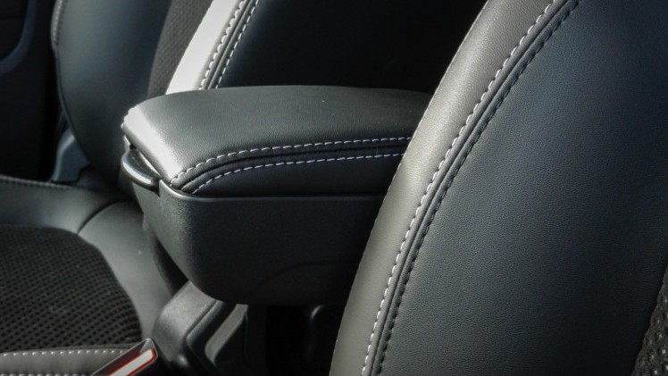 AutoVandaag deed een rijtest met de gefacelifte Renault Clio, in Estate-vorm. De facelift brengt naast vernieuwde looks en nieuwe uitrusting ook een sterkere motorisatie met zich mee. Is dat genoeg?