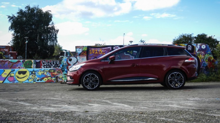 AutoVandaag deed een rijtest met de gefacelifte Renault Clio, in Estate-vorm. De facelift brengt naast vernieuwde looks en nieuwe uitrusting ook een sterkere motorisatie met zich mee. Is dat genoeg?