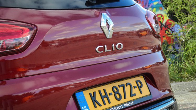AutoVandaag deed een rijtest met de gefacelifte Renault Clio, in Estate-vorm. De facelift brengt naast vernieuwde looks en nieuwe uitrusting ook een sterkere motorisatie met zich mee. Is dat genoeg?