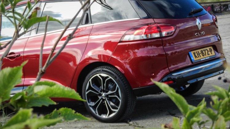 AutoVandaag deed een rijtest met de gefacelifte Renault Clio, in Estate-vorm. De facelift brengt naast vernieuwde looks en nieuwe uitrusting ook een sterkere motorisatie met zich mee. Is dat genoeg?