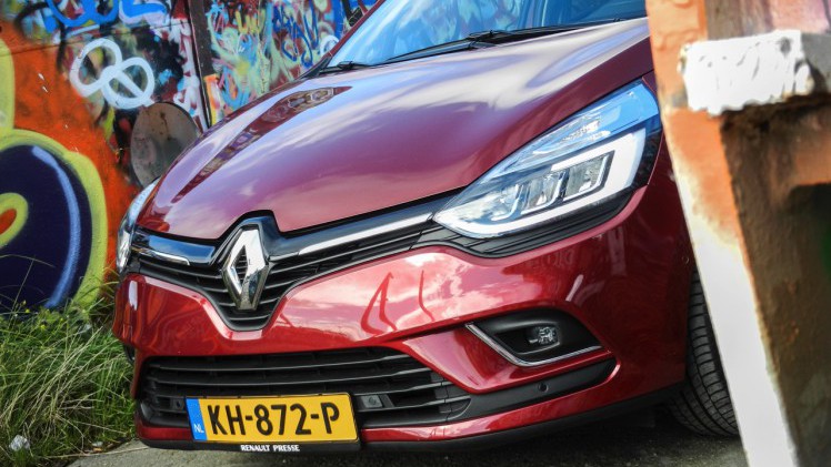 AutoVandaag deed een rijtest met de gefacelifte Renault Clio, in Estate-vorm. De facelift brengt naast vernieuwde looks en nieuwe uitrusting ook een sterkere motorisatie met zich mee. Is dat genoeg?