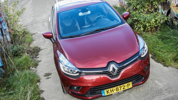 AutoVandaag deed een rijtest met de gefacelifte Renault Clio, in Estate-vorm. De facelift brengt naast vernieuwde looks en nieuwe uitrusting ook een sterkere motorisatie met zich mee. Is dat genoeg?