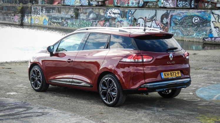 AutoVandaag deed een rijtest met de gefacelifte Renault Clio, in Estate-vorm. De facelift brengt naast vernieuwde looks en nieuwe uitrusting ook een sterkere motorisatie met zich mee. Is dat genoeg?