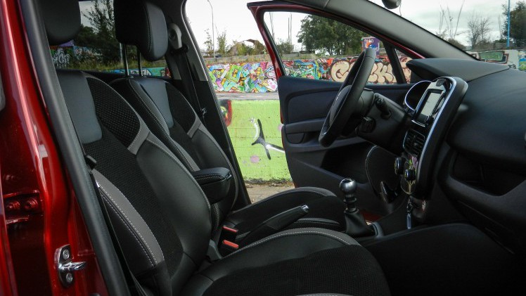 AutoVandaag deed een rijtest met de gefacelifte Renault Clio, in Estate-vorm. De facelift brengt naast vernieuwde looks en nieuwe uitrusting ook een sterkere motorisatie met zich mee. Is dat genoeg?