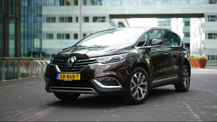 Gereden met de nieuwe Renault Espace. In deze autotest rijden we met de nieuwe Espace TCe 200 EDC Dynamique, met zeven stoelen en vrijwel alle opties. Kan de MPV crossover ons bekoren?