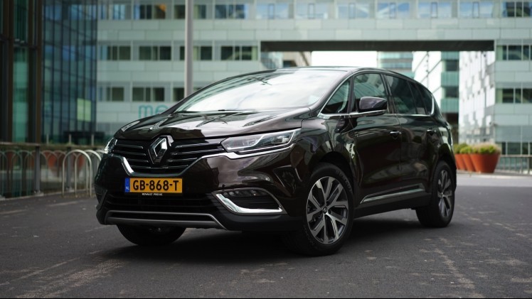 Gereden met de nieuwe Renault Espace. In deze autotest rijden we met de nieuwe Espace TCe 200 EDC Dynamique, met zeven stoelen en vrijwel alle opties. Kan de MPV crossover ons bekoren?