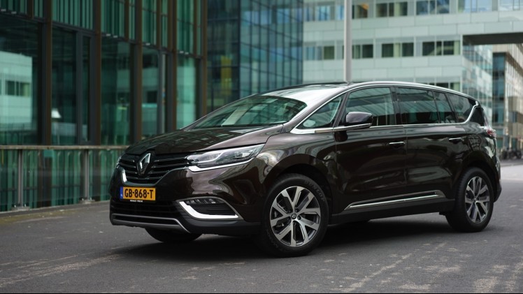 Gereden met de nieuwe Renault Espace. In deze autotest rijden we met de nieuwe Espace TCe 200 EDC Dynamique, met zeven stoelen en vrijwel alle opties. Kan de MPV crossover ons bekoren?