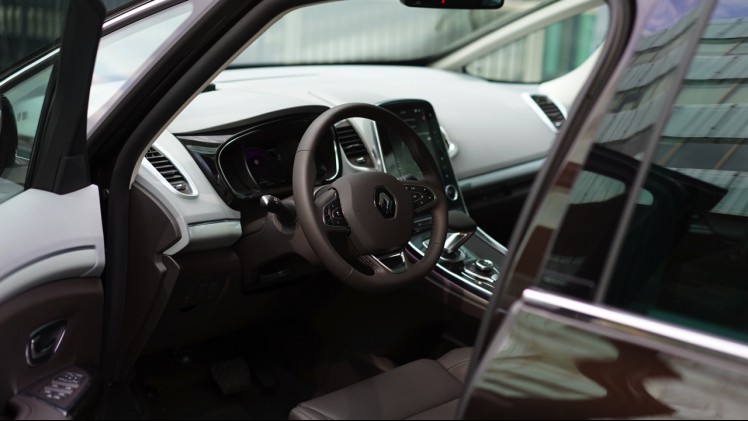 Gereden met de nieuwe Renault Espace. In deze autotest rijden we met de nieuwe Espace TCe 200 EDC Dynamique, met zeven stoelen en vrijwel alle opties. Kan de MPV crossover ons bekoren?