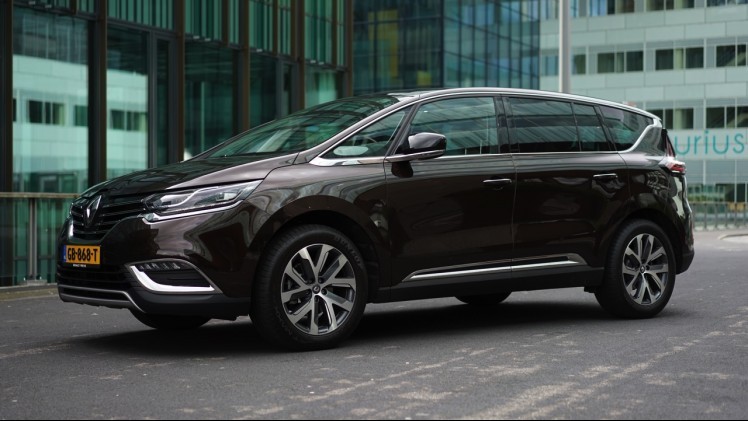 Gereden met de nieuwe Renault Espace. In deze autotest rijden we met de nieuwe Espace TCe 200 EDC Dynamique, met zeven stoelen en vrijwel alle opties. Kan de MPV crossover ons bekoren?