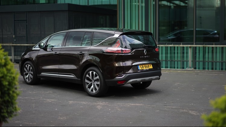 Gereden met de nieuwe Renault Espace. In deze autotest rijden we met de nieuwe Espace TCe 200 EDC Dynamique, met zeven stoelen en vrijwel alle opties. Kan de MPV crossover ons bekoren?