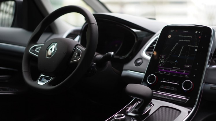 Gereden met de nieuwe Renault Espace. In deze autotest rijden we met de nieuwe Espace TCe 200 EDC Dynamique, met zeven stoelen en vrijwel alle opties. Kan de MPV crossover ons bekoren?