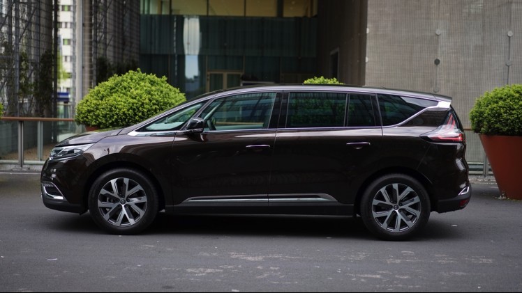 Gereden met de nieuwe Renault Espace. In deze autotest rijden we met de nieuwe Espace TCe 200 EDC Dynamique, met zeven stoelen en vrijwel alle opties. Kan de MPV crossover ons bekoren?