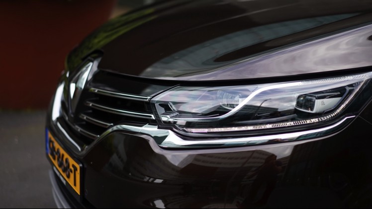 Gereden met de nieuwe Renault Espace. In deze autotest rijden we met de nieuwe Espace TCe 200 EDC Dynamique, met zeven stoelen en vrijwel alle opties. Kan de MPV crossover ons bekoren?